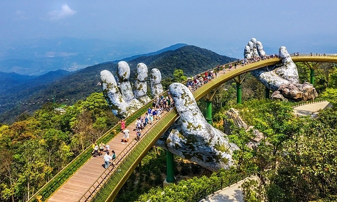 Vietnam Da Nang'S Golden Bridge Named A New World Wonder - Vnexpress  International