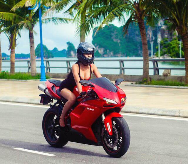 Hình Ảnh Các Hot Girl Bên Siêu Moto Ducati Nóng Bỏng