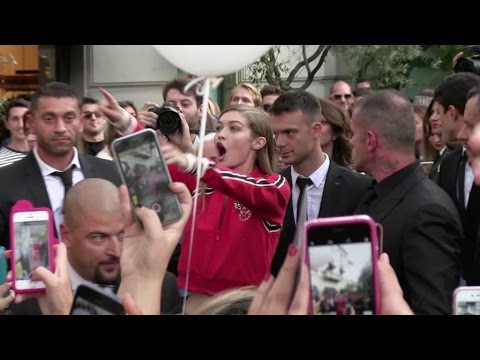 Superstar Gigi Hadid Swarmed By A Huge Crowd Of Fans In Milan - Youtube